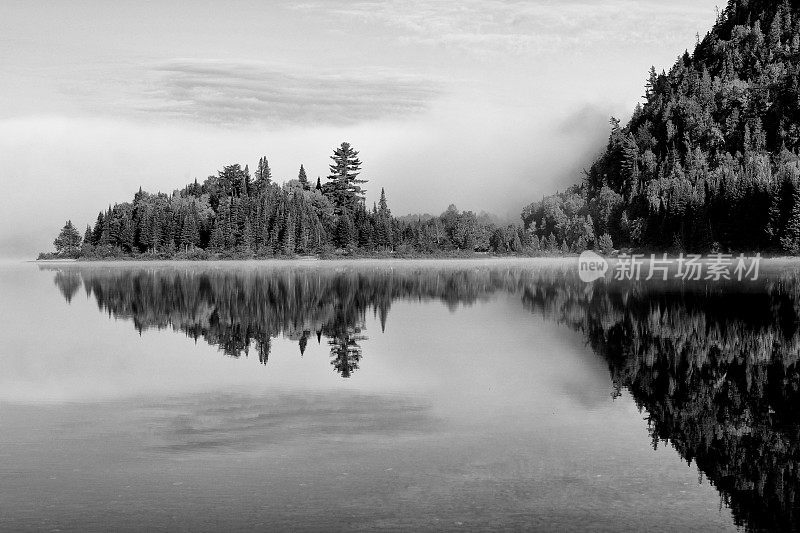 在Mont Tremblant国家公园的风景如画的湖